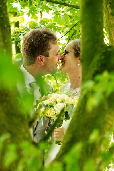 Bruidspaar in het groen