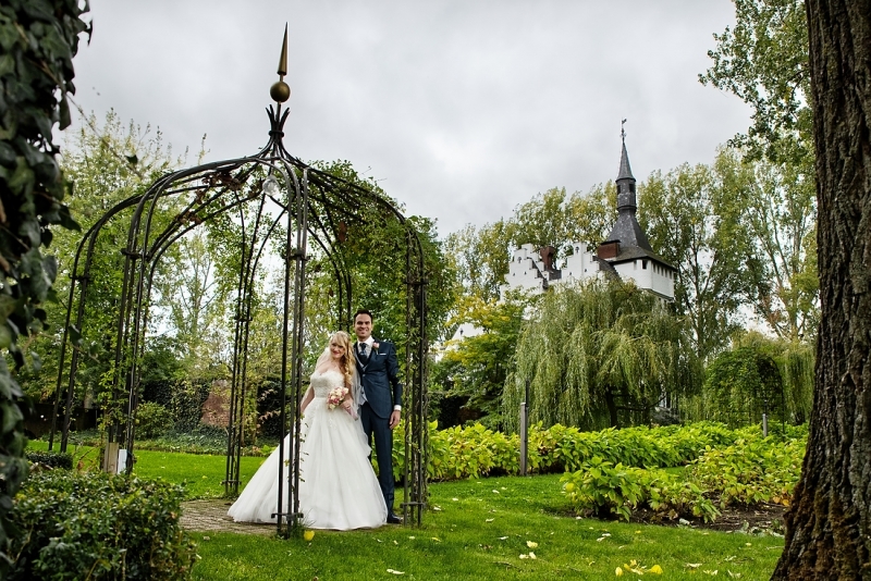 Het bruidspaar in de tuinen van het kasteel