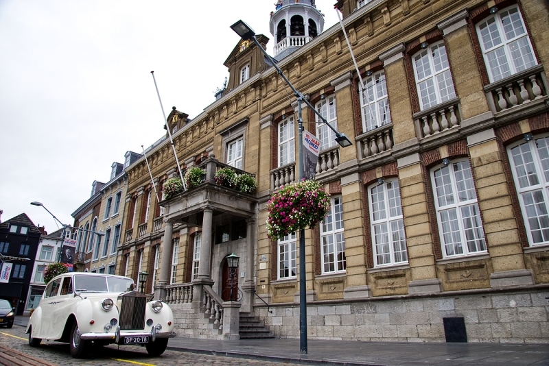 De trouwauto voor het stadhuis in Roermond.