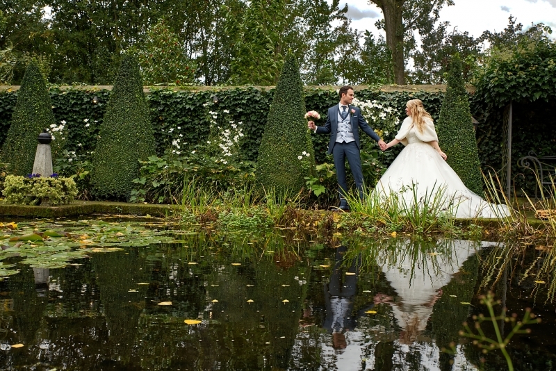 Het bruidspaar in de tuinen van het kasteel