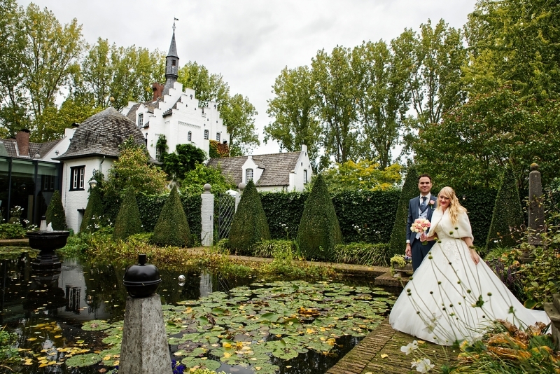 Het bruidspaar in de tuinen van het kasteel