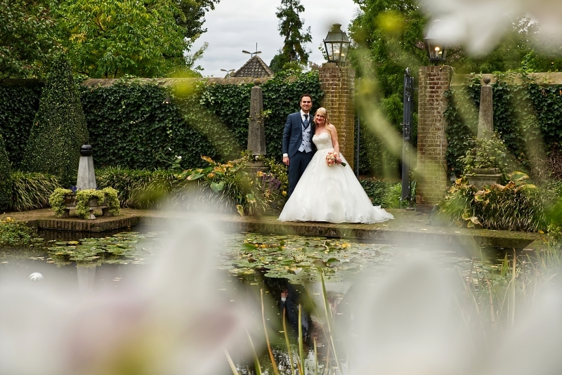 Het bruidspaar in de tuinen van het kasteel