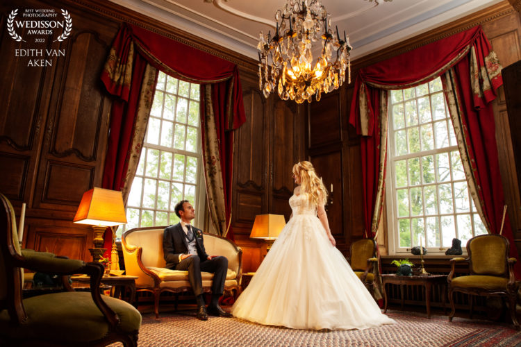 Een award winnende bruidsfoto van een bruidspaar in kasteel groot buggenum, door bruidsfotograaf uit Limburg.