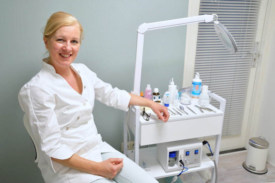 Portret van een pedicure uit Herten bij Roermond door bedrijfsfotograaf werkzaam in Limburg.