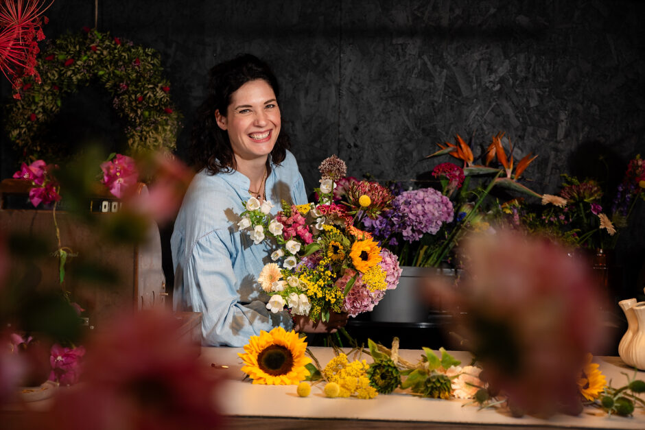 Portret van een bloemiste in haar atelier in Limburg tijdens een branding fotoshoot.