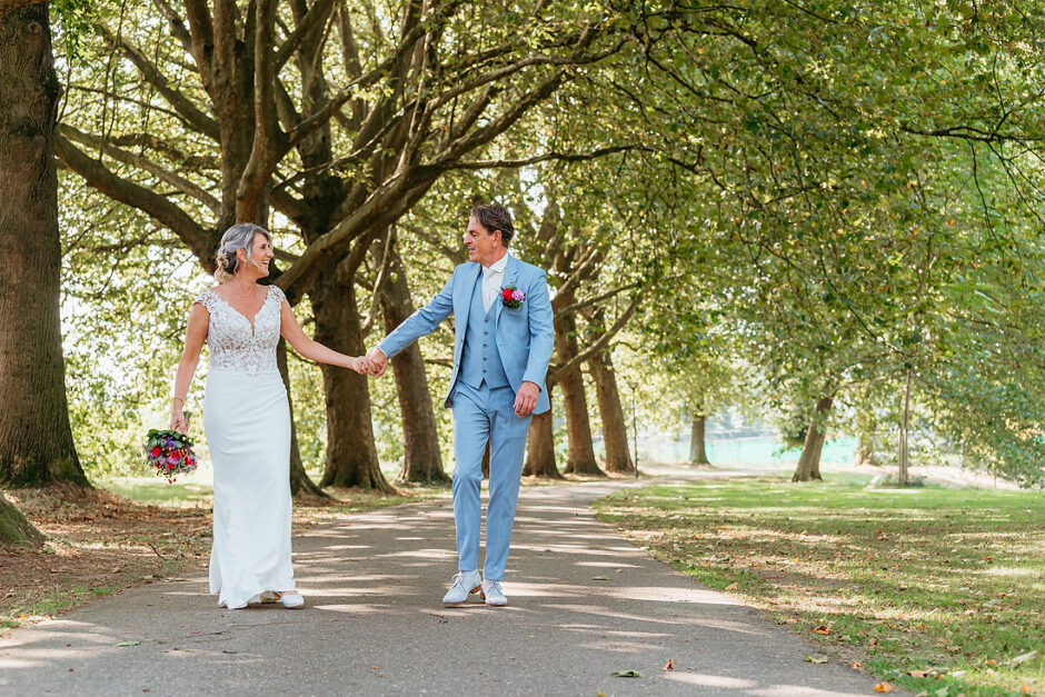 Bruidspaar in een park in Limburg tijdens hun loveshoot op de trouwdag.