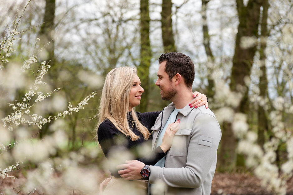 Liefdevolle foto van een koppel tijdens een fotoshoot met de familie