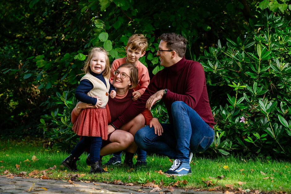 Kinderen hebben plezier tijdens de fotoshoot met papa en mama